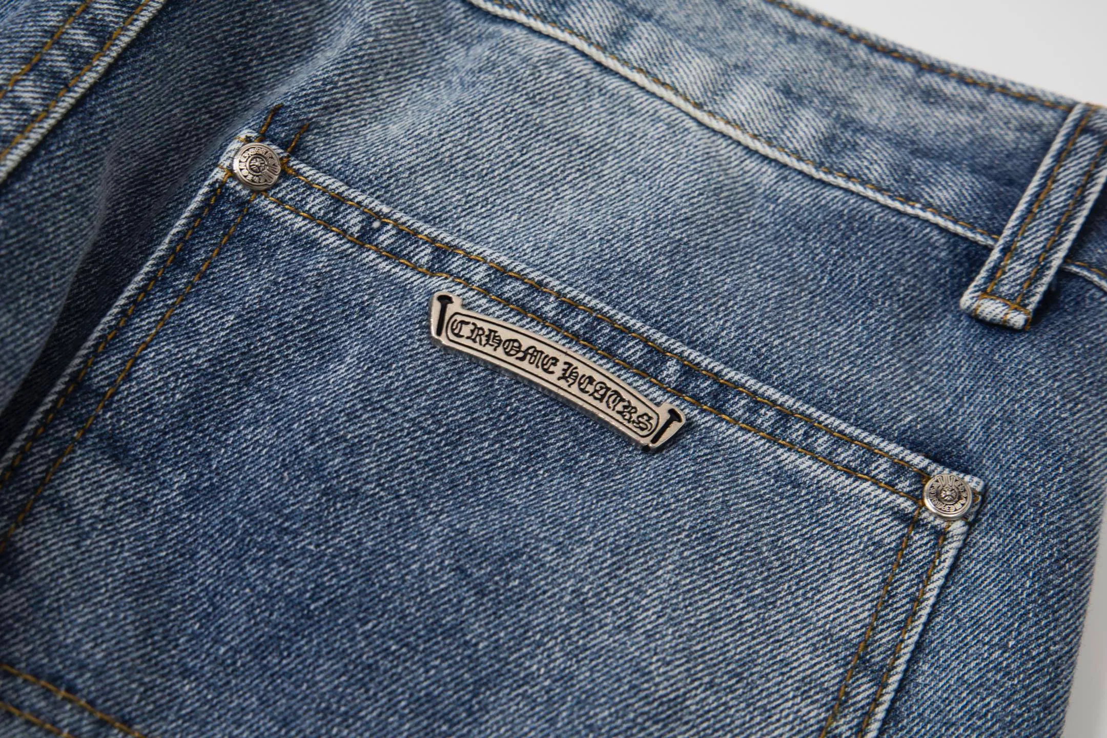 P260 Chrome Hearts | Chrome Hearts CH Chrome Hearts blue and white multi-color leather-splashed denim American work trousers. Full set of hardware molding. Hand-made tassels on the hem with frayed and damaged design. White genuine leather and then patching. Genuine Levi's jeans base plate. Disassembled and spliced. Heavy industrial washing. The upper body is stylish and handsome. The brand recognition is very clear, which greatly highlights the overall sense of style. The overall craftsmanship is impeccable. A pair of trousers. Same style for men and women. Style number: 1732# Size: 28 30 32 34 36